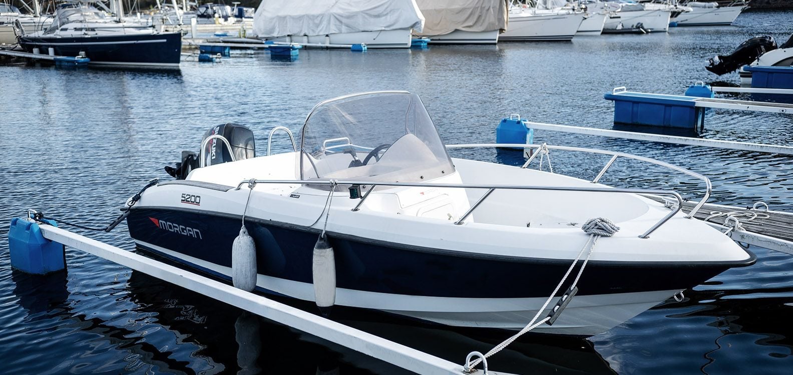 Skjærgårdsjeep som ligger fortøyd til en bryggeplass