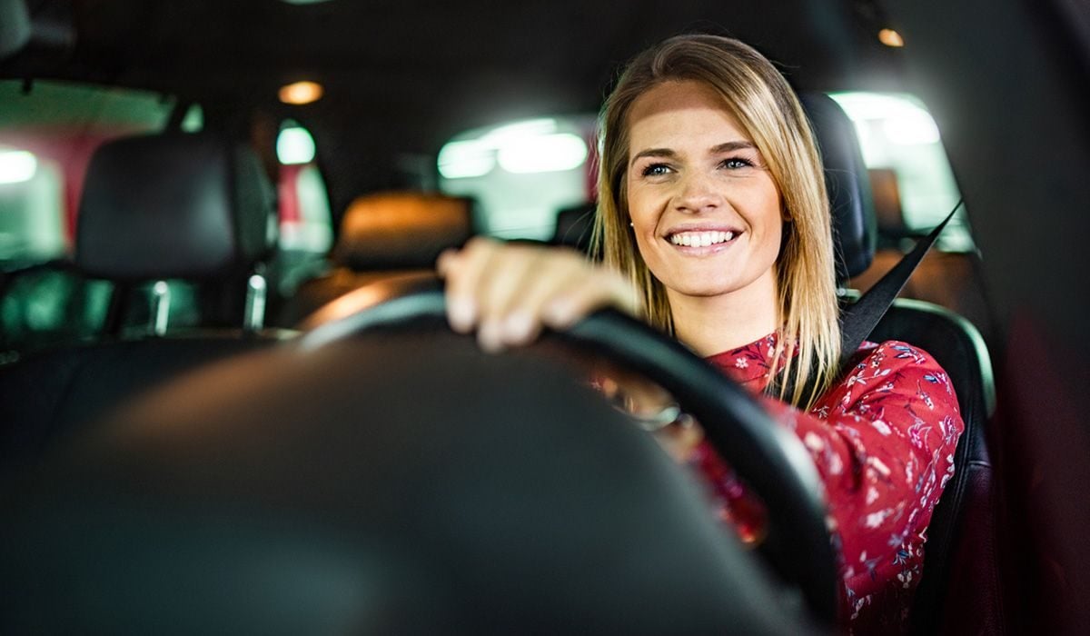 Kvinne bak rattet i en bil