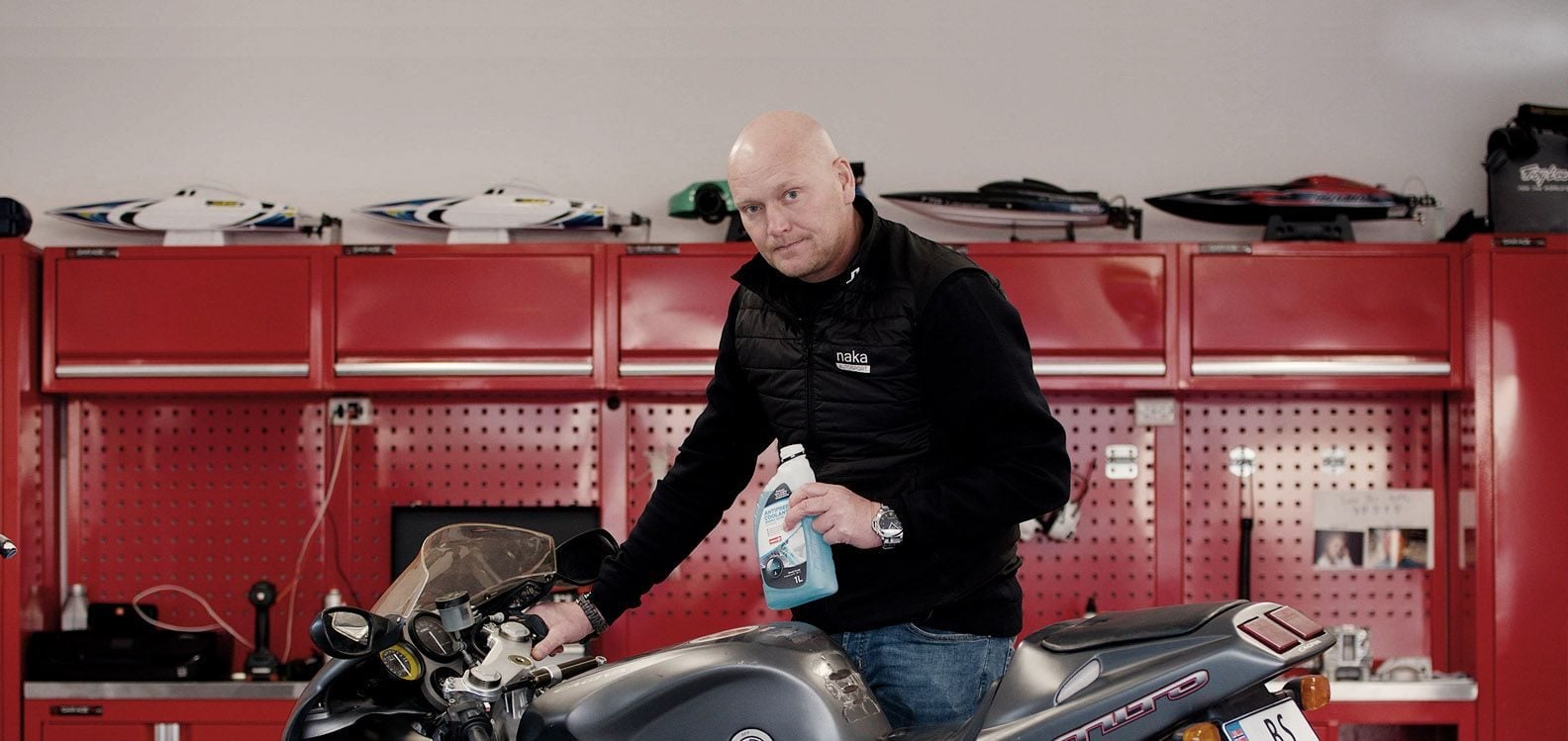 Fylle kjølevæske på motorsykkel