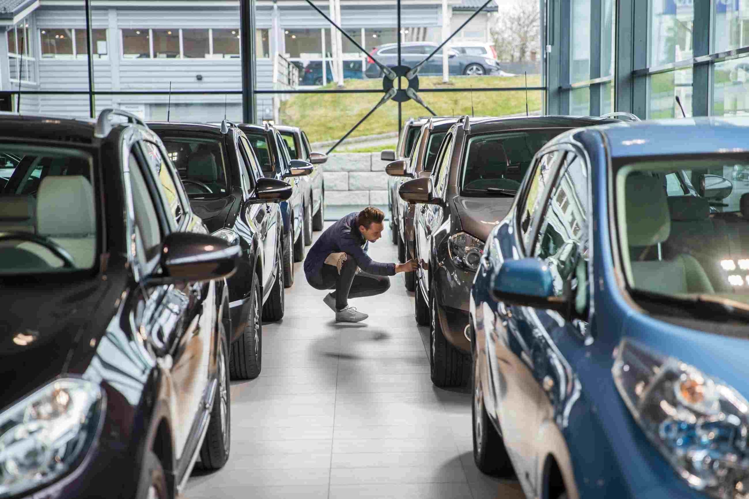 sjekker brukbilen for feil og mangler ved hjelp av sjekkliste