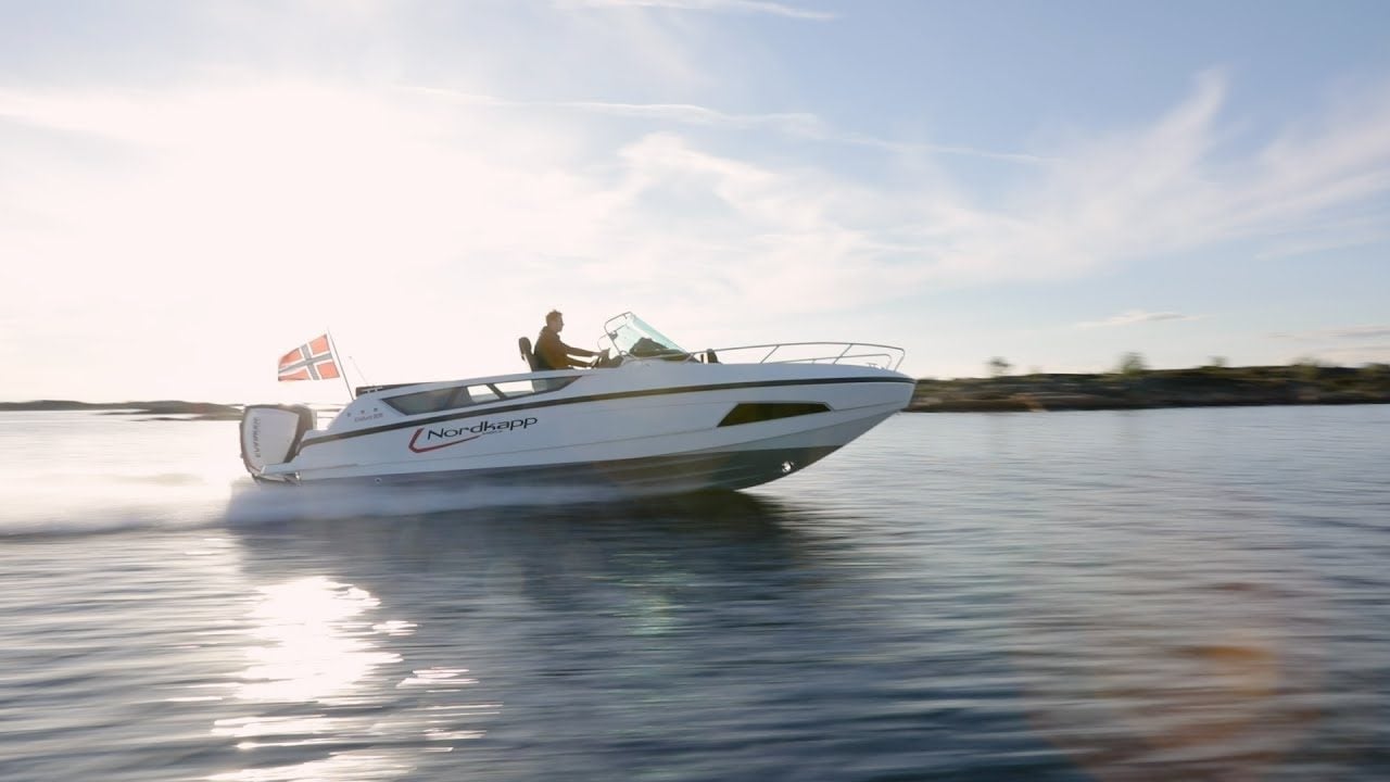 En mellomstor b&aring;t i fart p&aring; sj&oslash;en