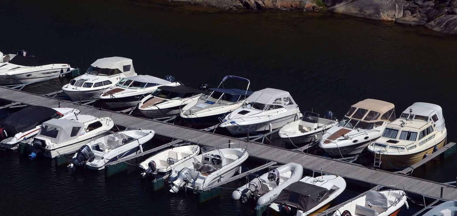 Båter som står på bryggeplassene sine langs en brygge