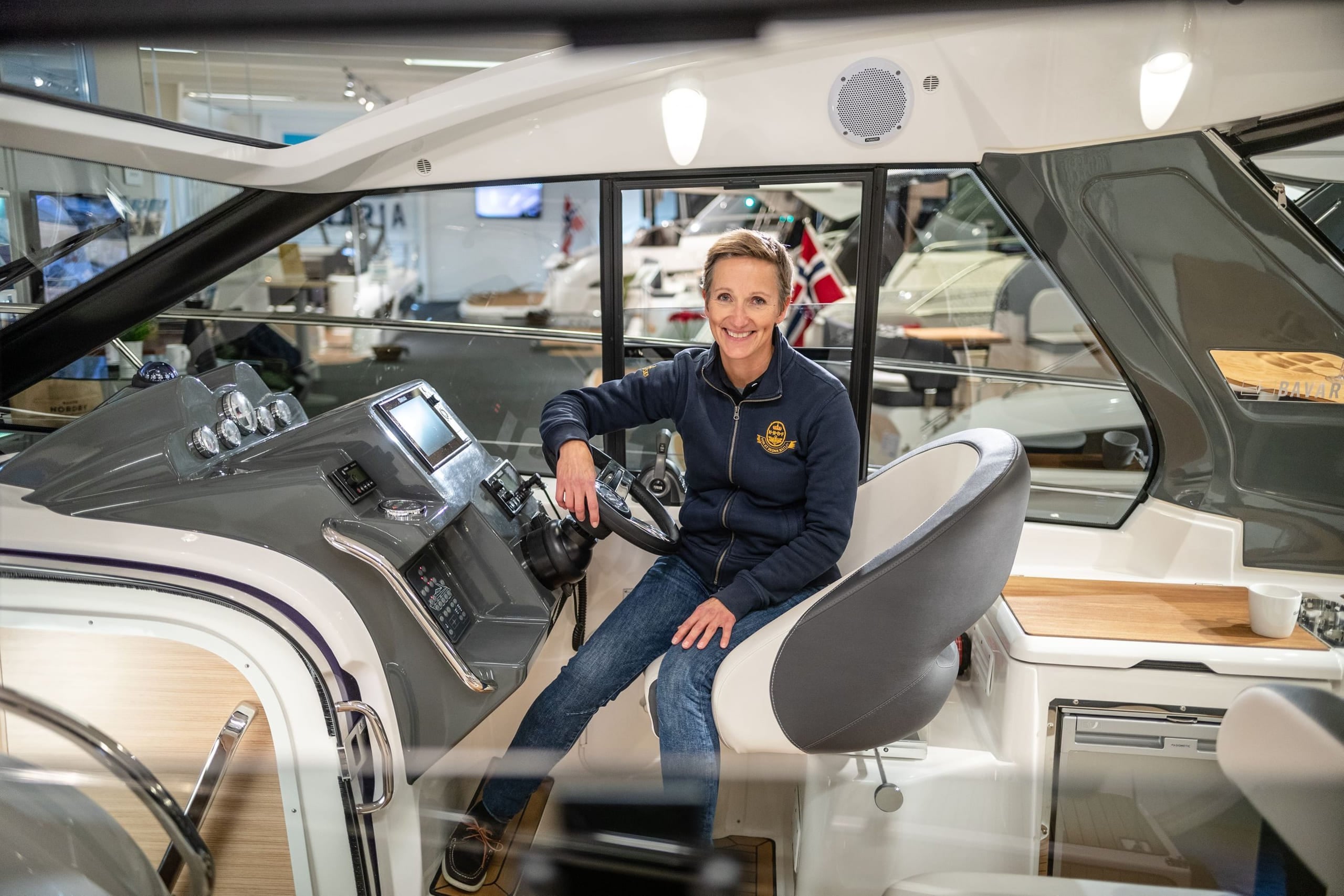 Cecilie Klem i en båt hos forhandler