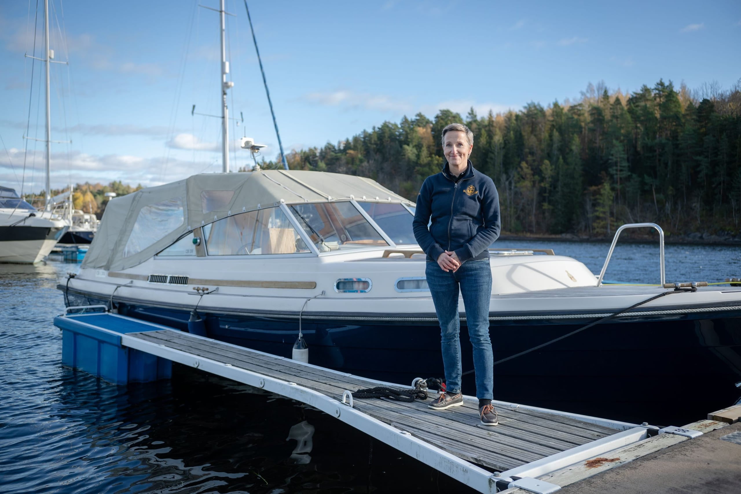 Cecilie Klem foran en båt på vannet