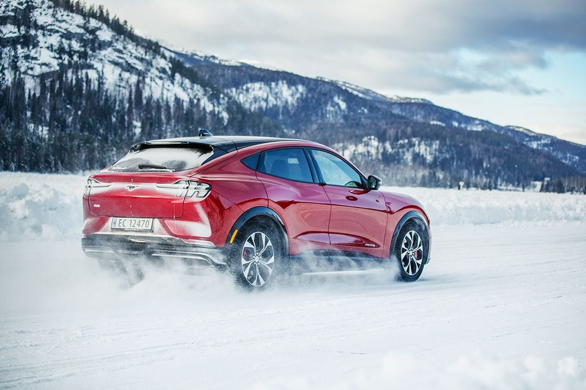 Elektronisk stabilitetskontroll er et avansert system som hele tiden måler bilens bevegelser. Test av elektronisk stabilitetskontroll på is.