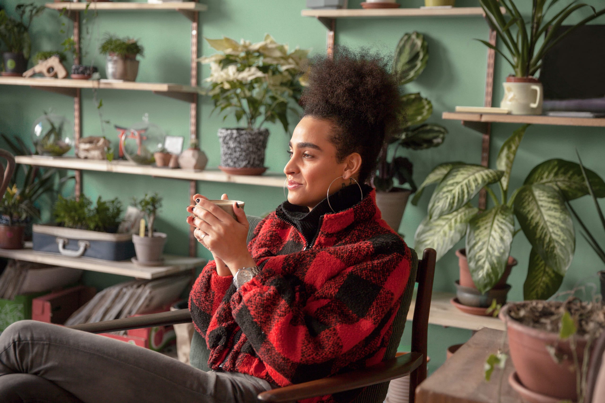 kvinne med kopp med varm te