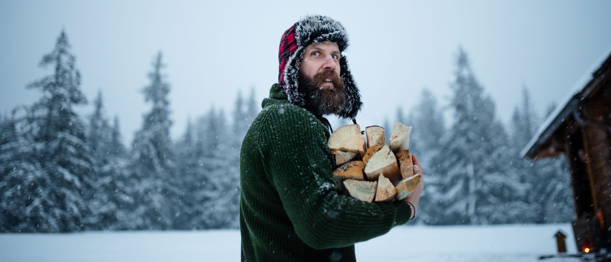 mann med rutete lue bærer ved