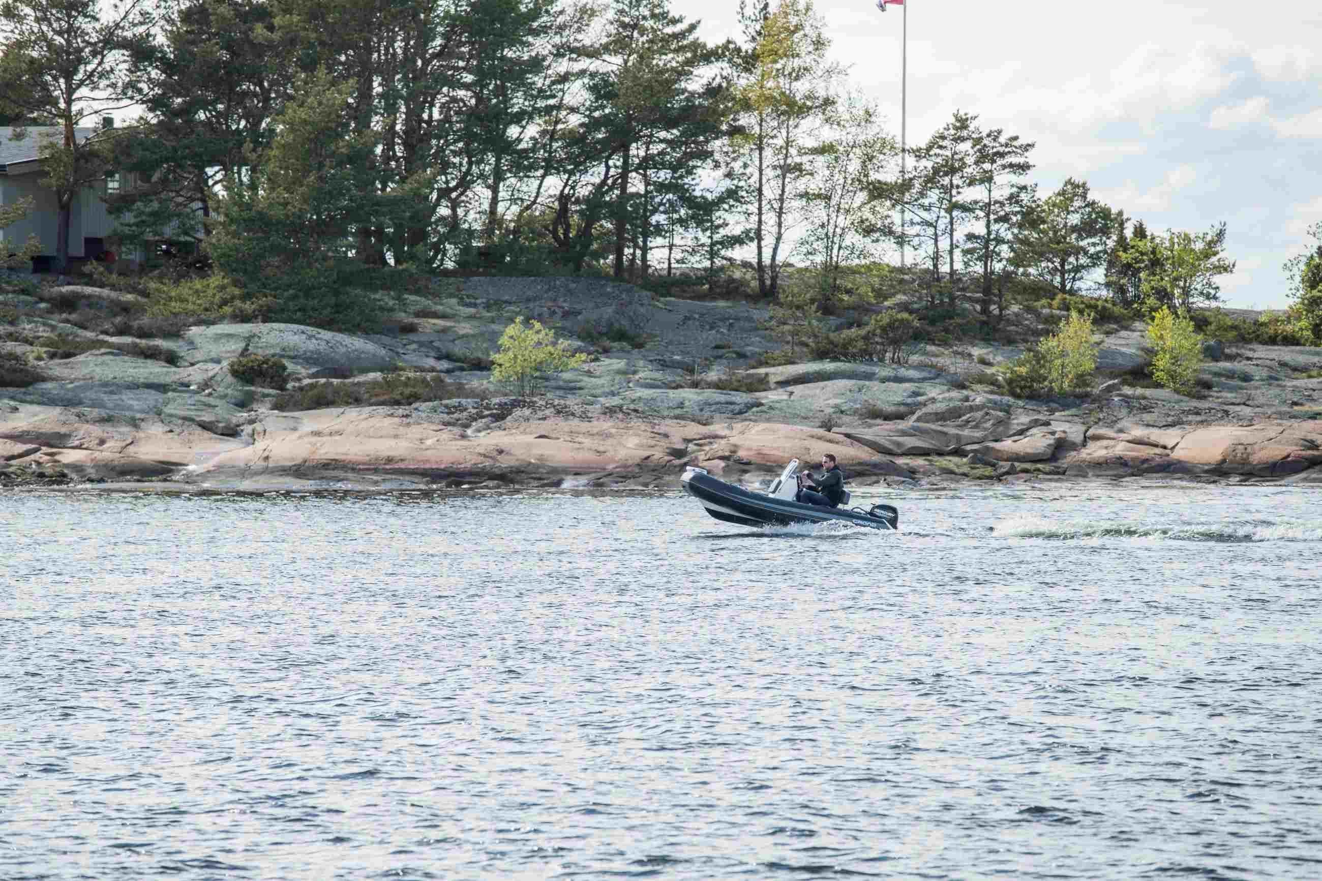 En RIB, Grand 370, som kj&oslash;rer p&aring; sj&oslash;en.