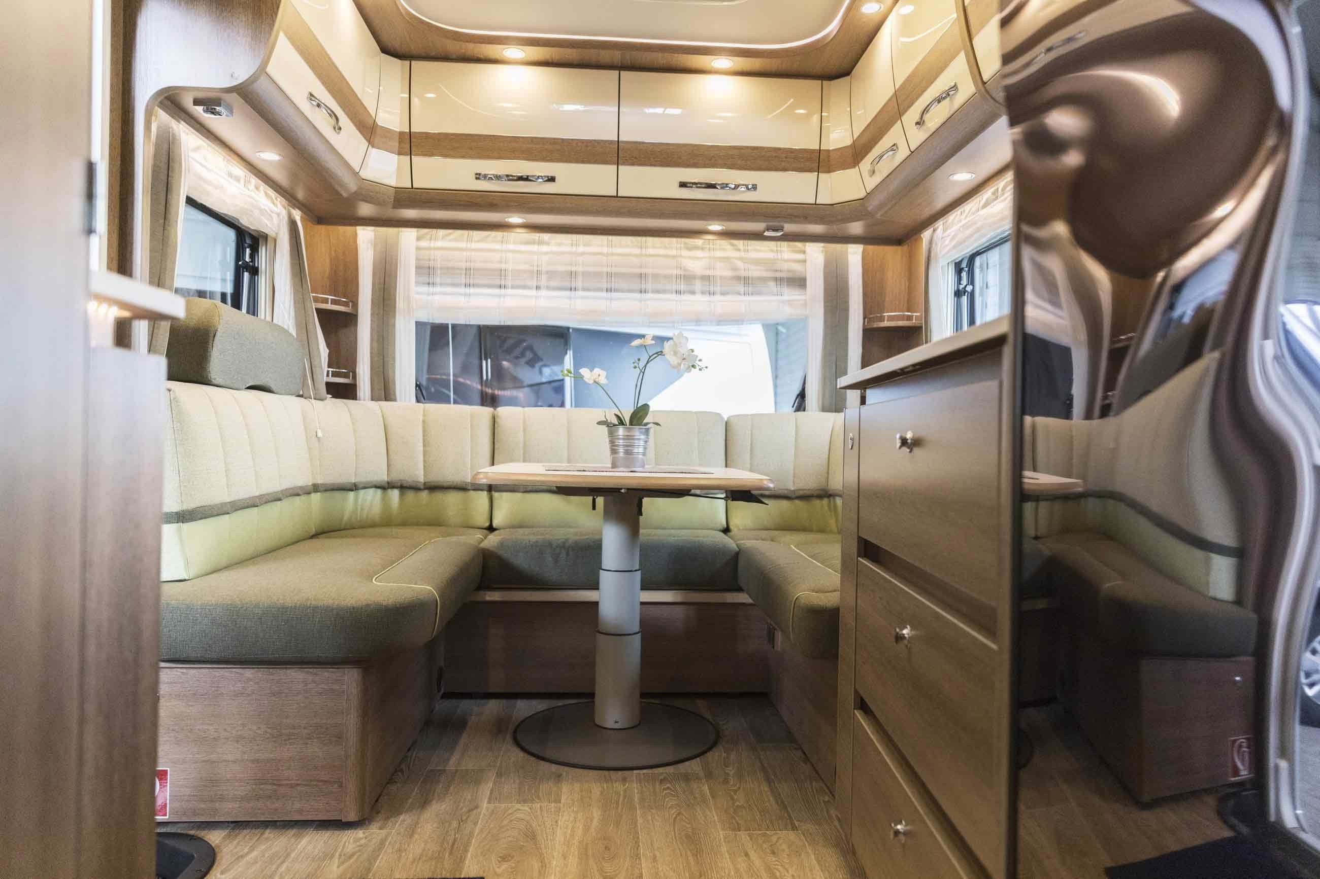 Se etter slitasje på interiør og tekstiler. Åpne skuffer og skap. Sjekk at rullegardiner, takluke, dører og vinduer fungerer.