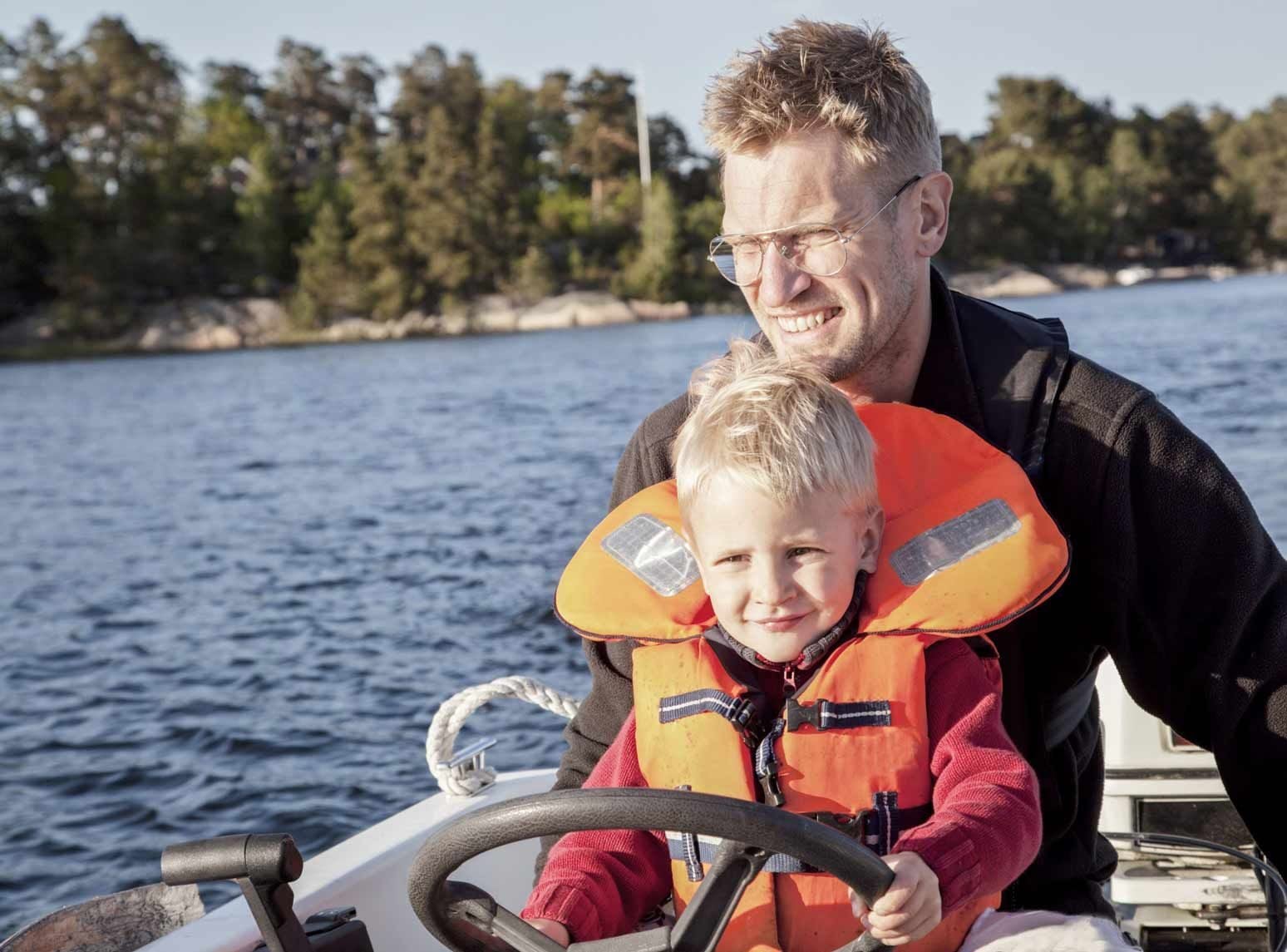 Far og sønn på båttur