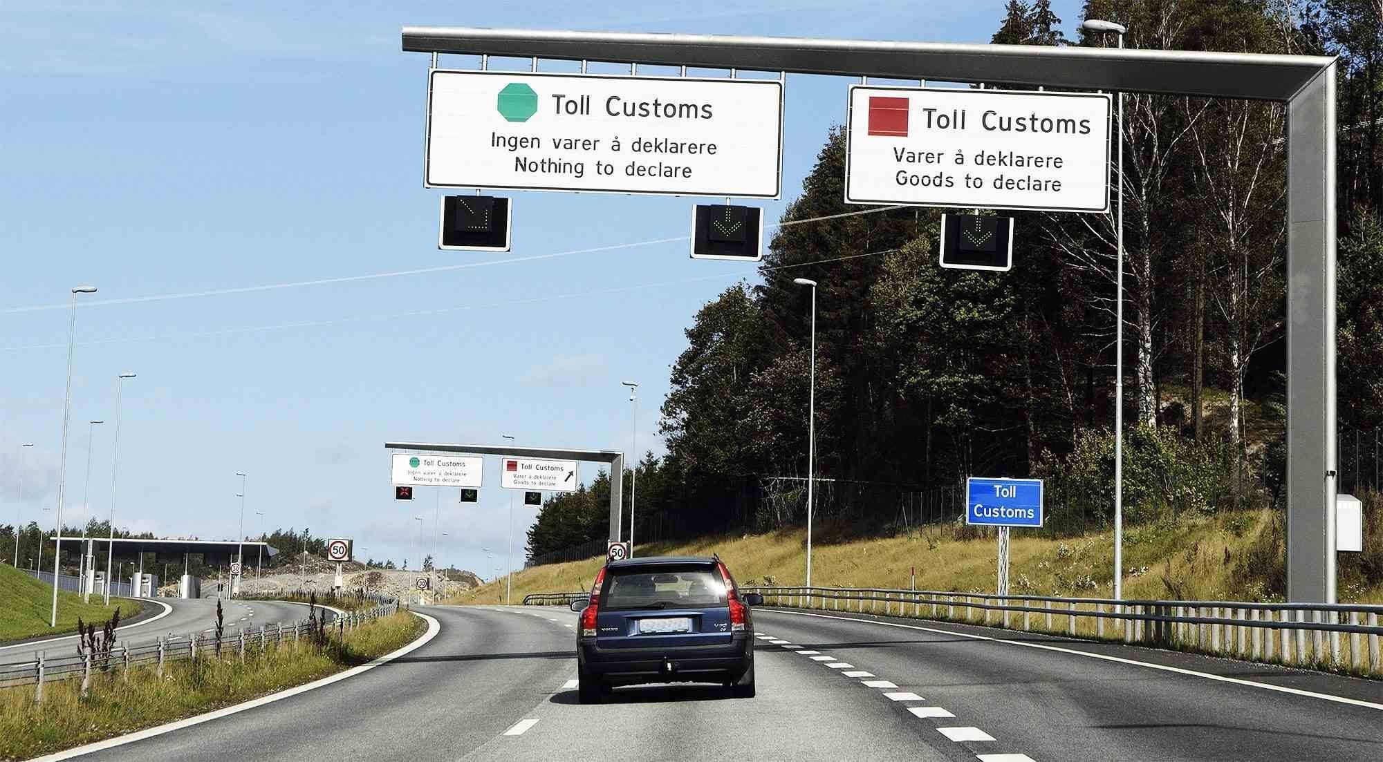 importert bil som kjører gjennom tollen