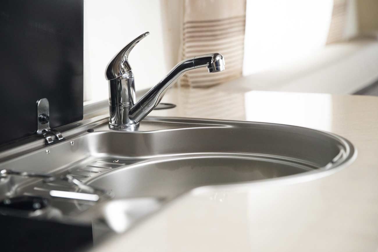 Sørg for at alt vann er tømt ved å kjøre pumpen til det ikke kommer mer vann, og sett så alle kraner åpne i midtstilling.