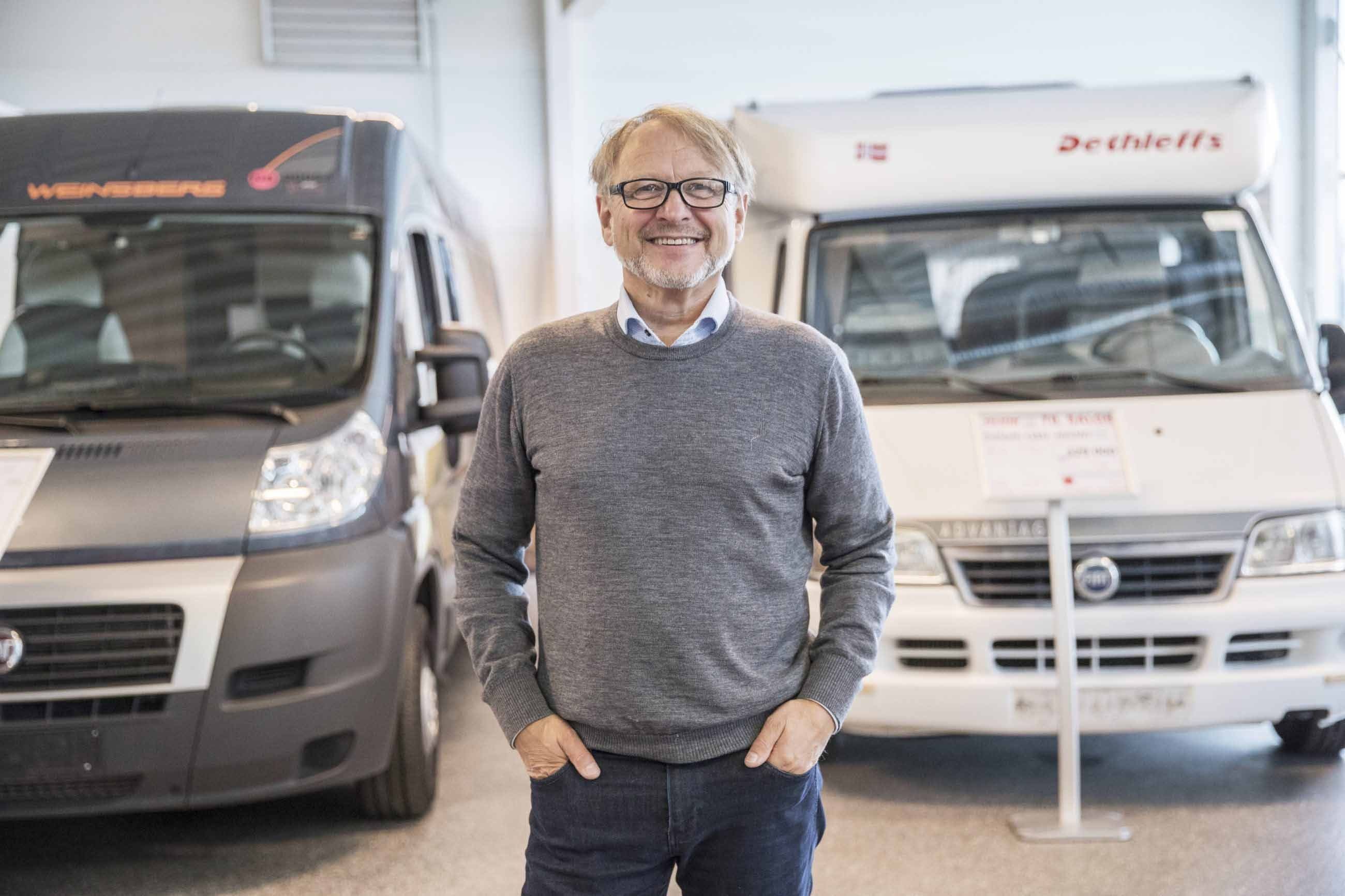 Geir Holm er generalsekretær i Norges Caravanbransjeforbund. Han er positiv til at det er innført vrakpant, men mener ordningen fortsatt har noen svakheter.