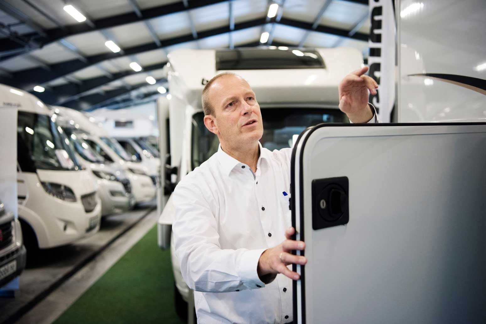 Tor Alvern er daglig leder hos Abobil på Bryne, og sier altfor mange tar bobilen i bruk samme dag som de skal ut på sesongens første tur.
