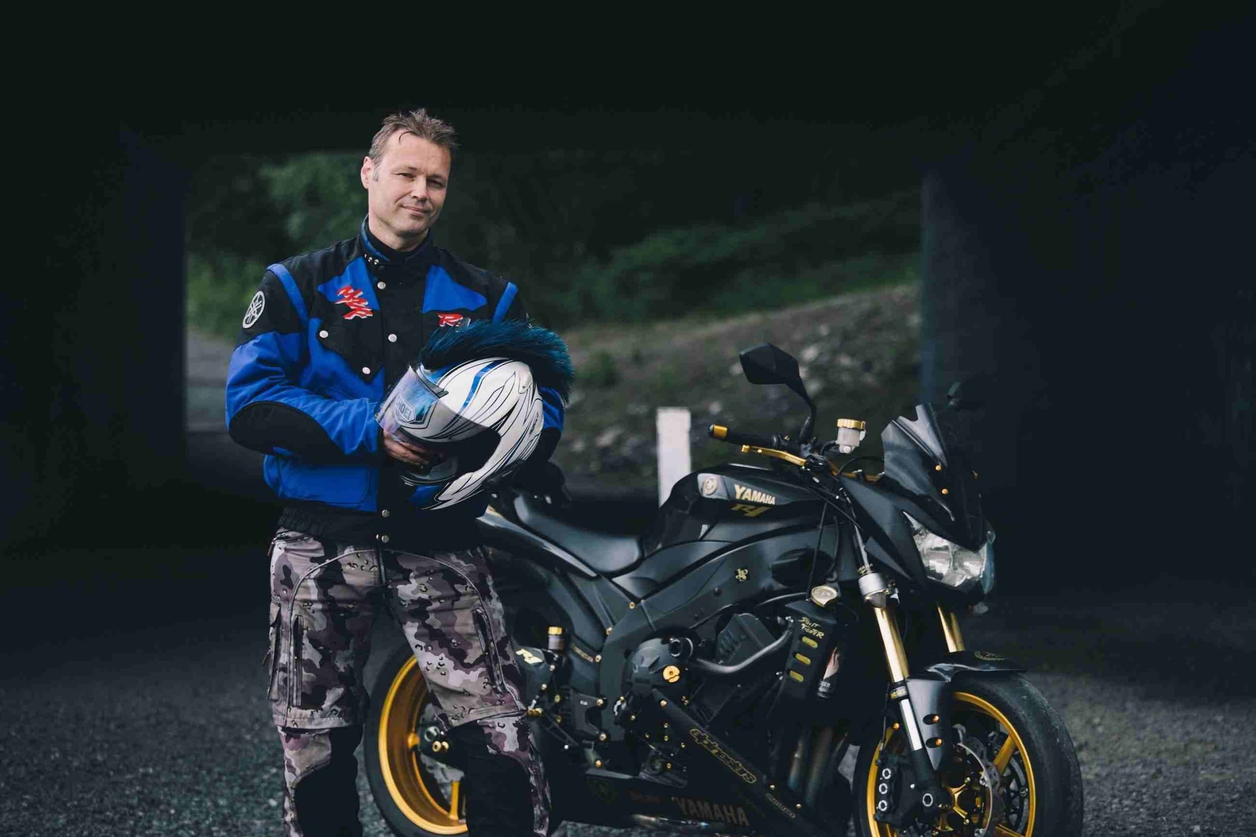 mann med sin Yamaha-motorsykkel