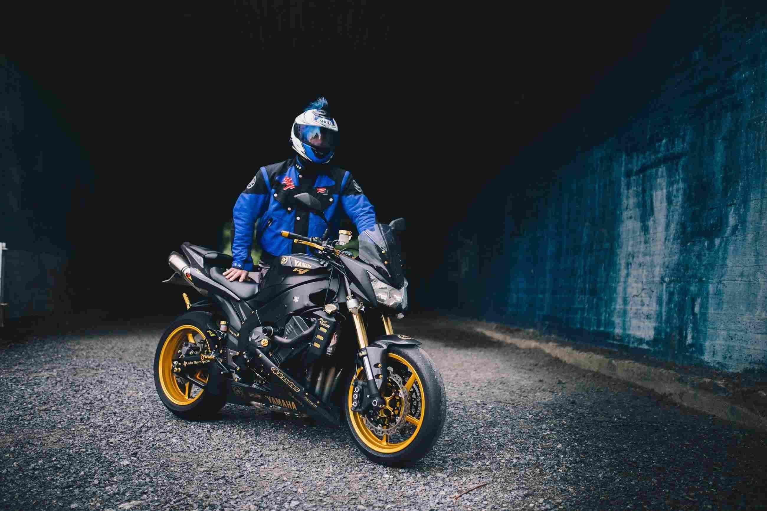 Motorsykkelsjåfør på sin Yamaha-sykkel