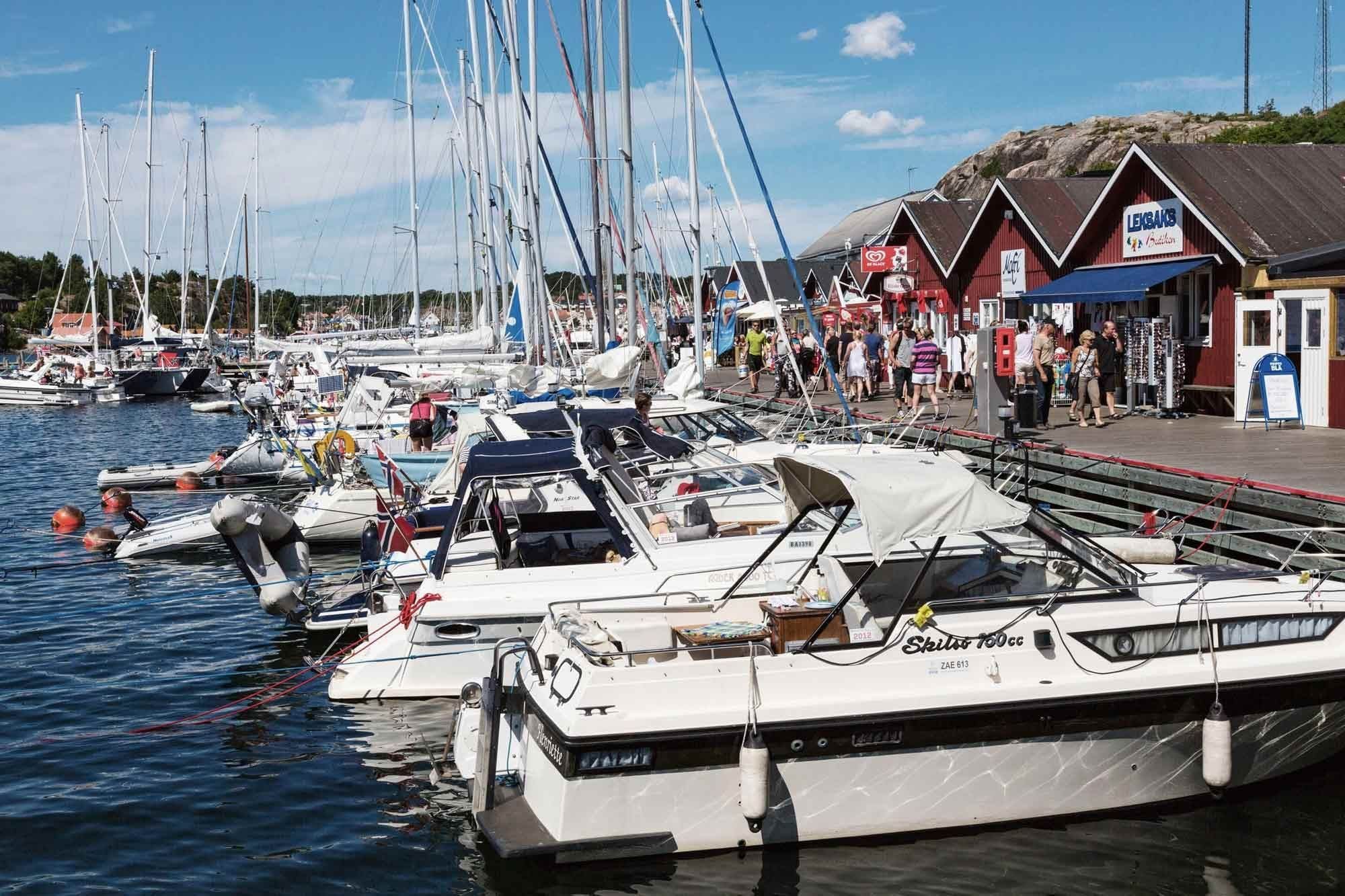 En b&aring;tferie til Idylliske Grebbestad er en fin m&aring;te &aring; utforske svenskekysten p&aring;.