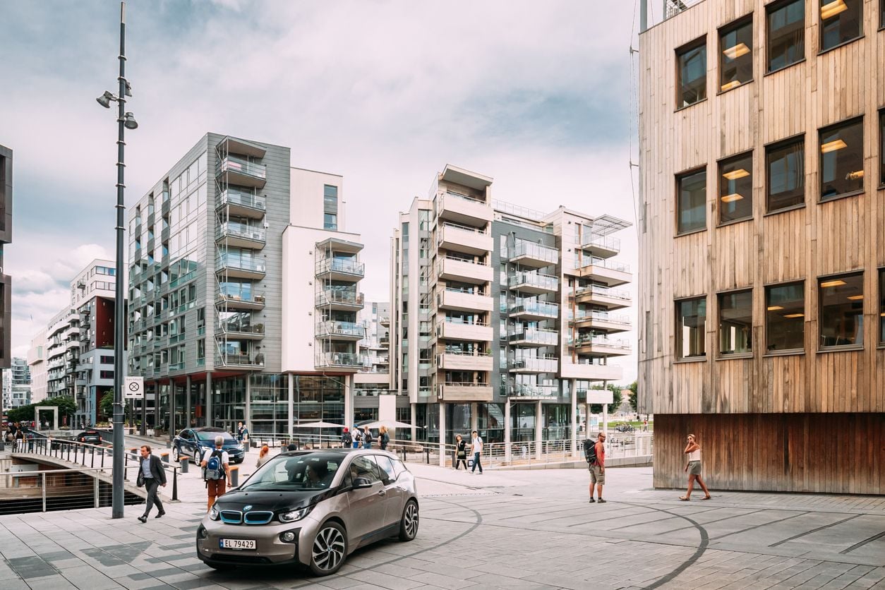 Kan du eie en elbil uten å ha ladeplass hjemme?