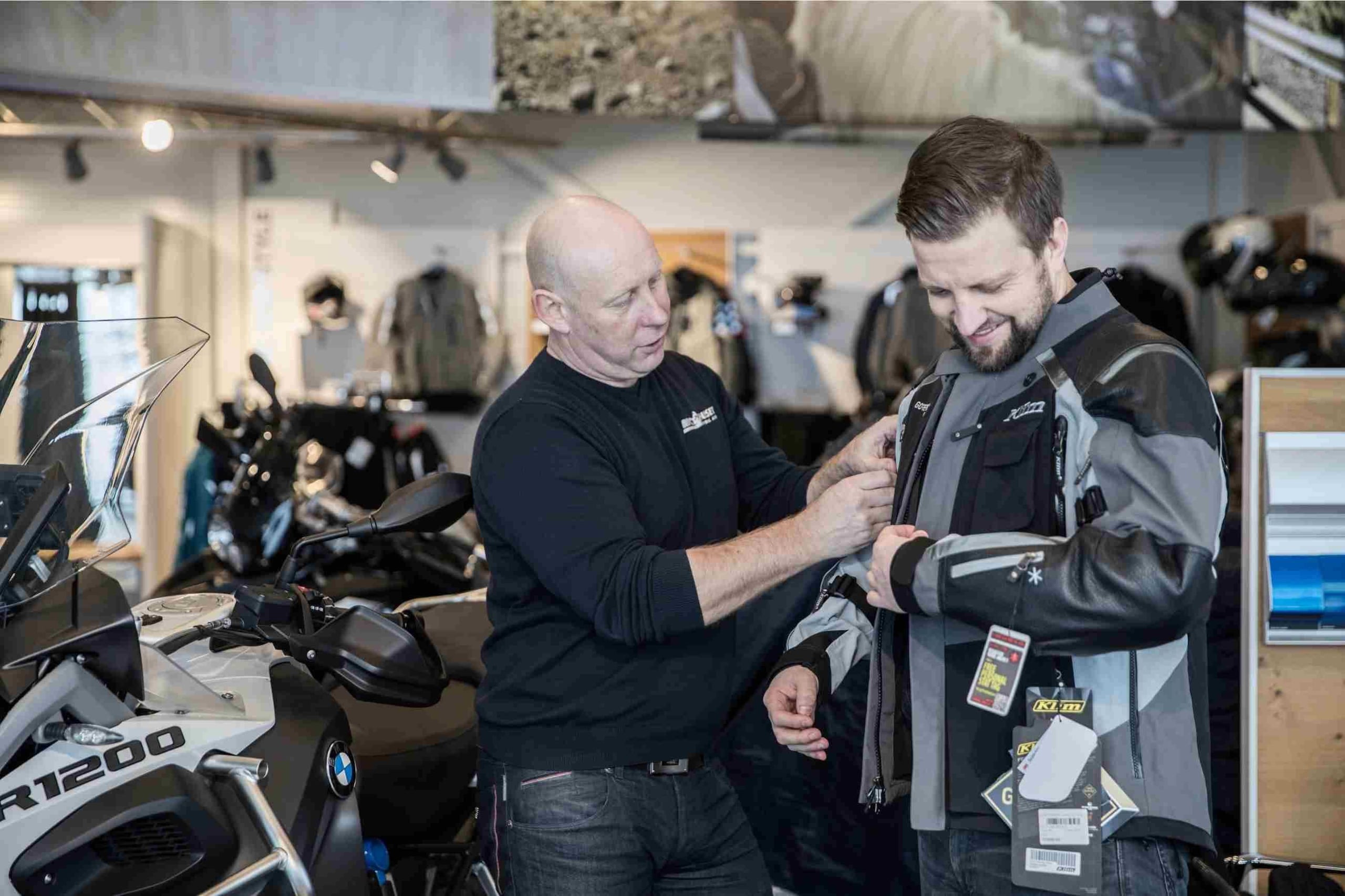 Kunde prøver mc-jakke i motorsykkelbutikk