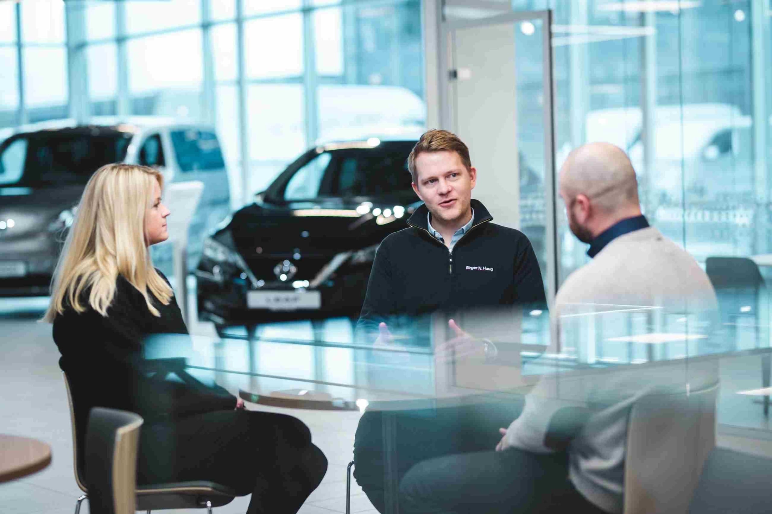 Et par signerer leasingavtale hos en bilforhandler