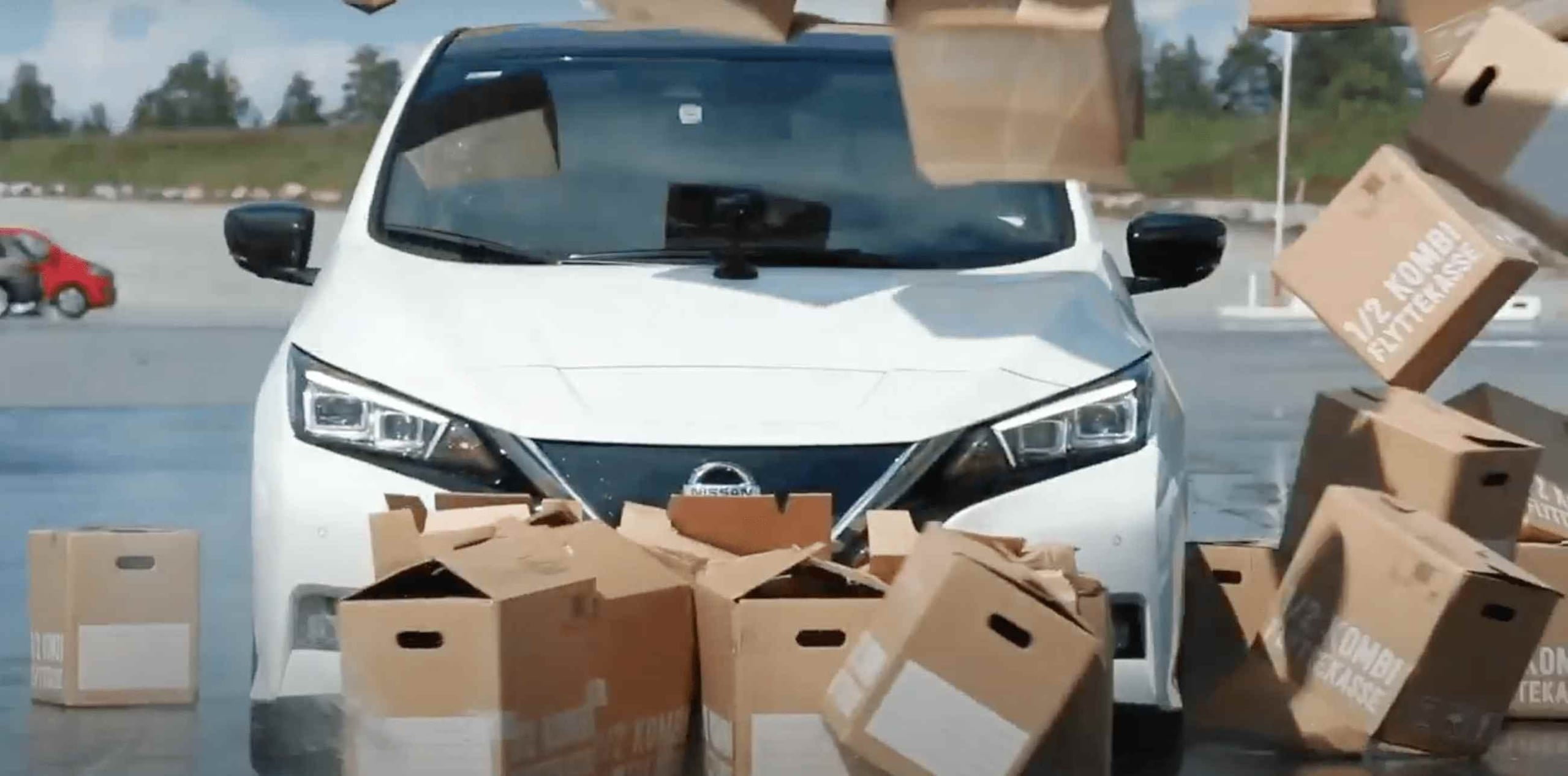 Nissan Leaf på vinterdekk på sommeren.