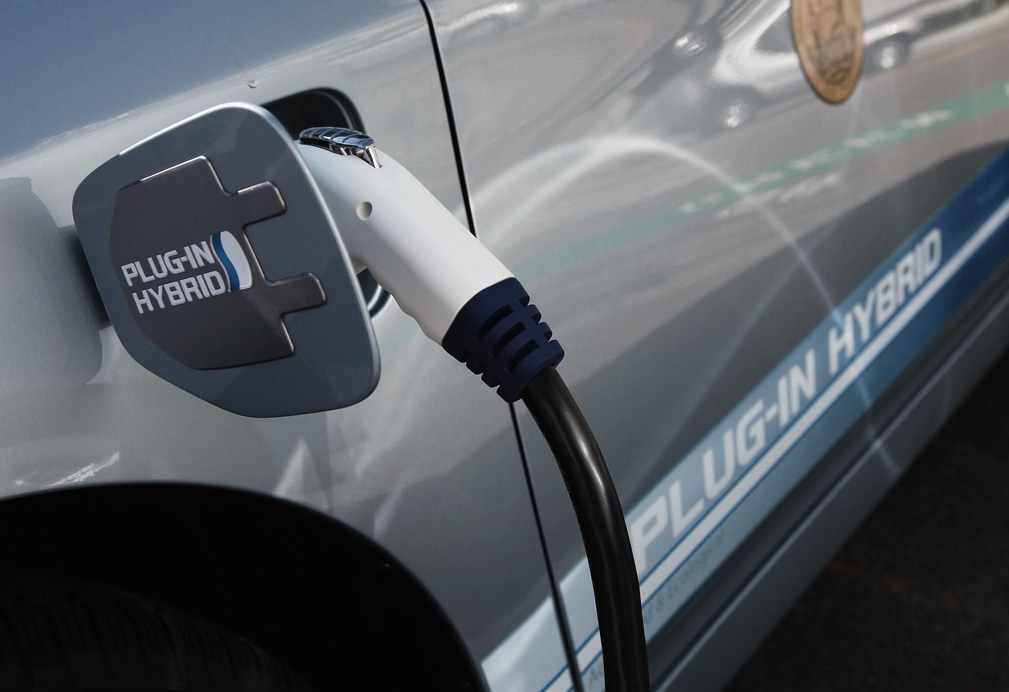 ladbar hybrid-bil med laderen i