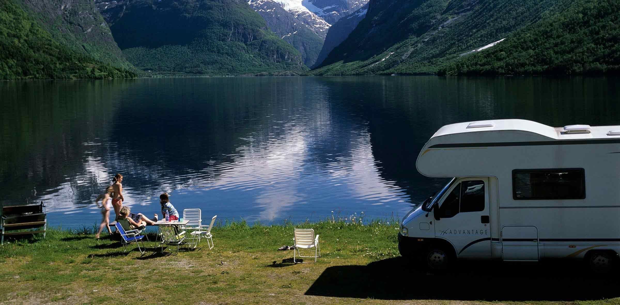Nybegynner på sin første bobilferie ved en vakker fjord i Norge