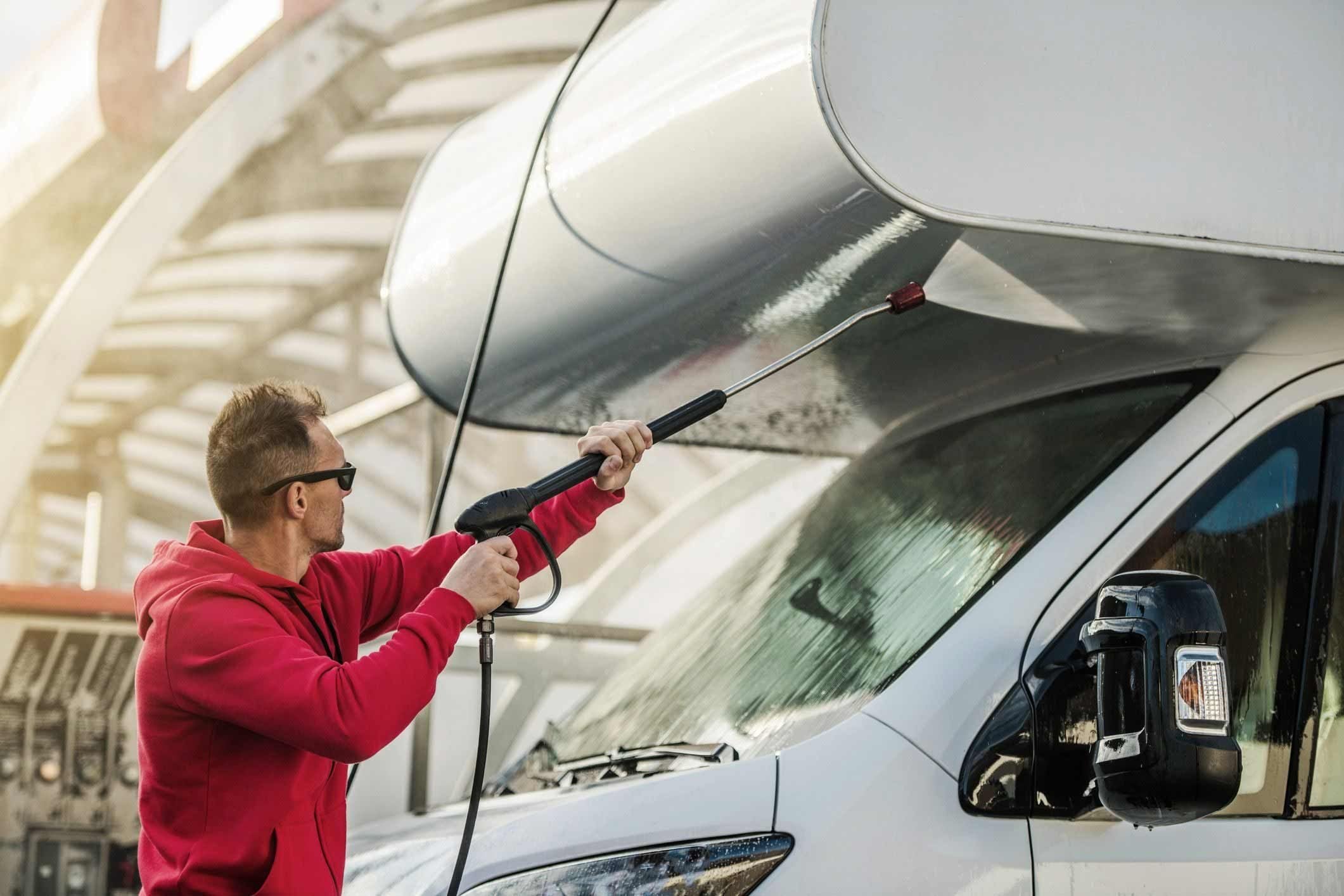 På de fleste områder er vask av bobilen relativt likt som en vanlig bil, men det er noen ting du må huske på.