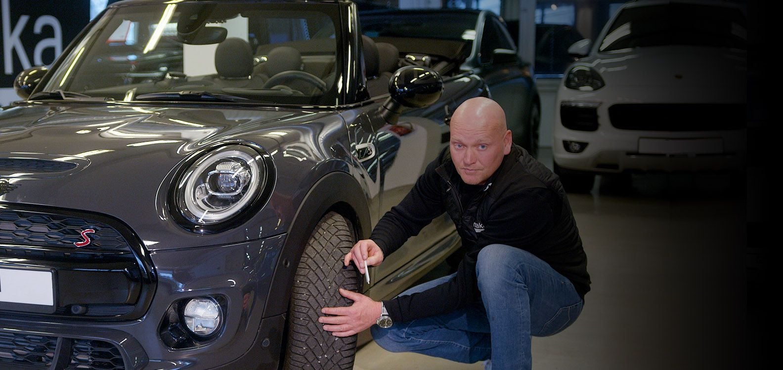 Sjekker mønsterdybde på dekk